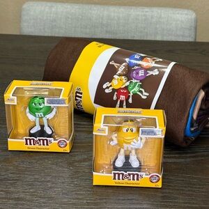 M&M’s Merch Bundle – Fleece Blanket & Character Figurines